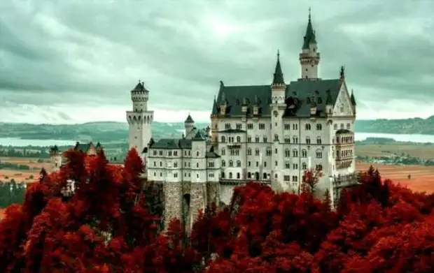 5 величественных дворцов планеты, знаменитых своими архитектурными решениями 5 величественных дворцов планеты, знаменитых своими архитектурными решениями