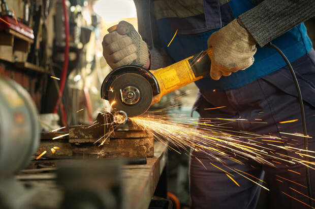 Зарплаты слесарей в России выросли в 1,5-2 раза, до 300 тысяч в месяц