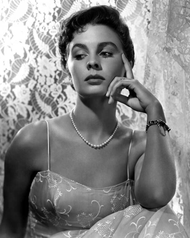 https://st.kp.yandex.net/im/kadr/9/6/1/kinopoisk.ru-Jean-Simmons-961745.jpg