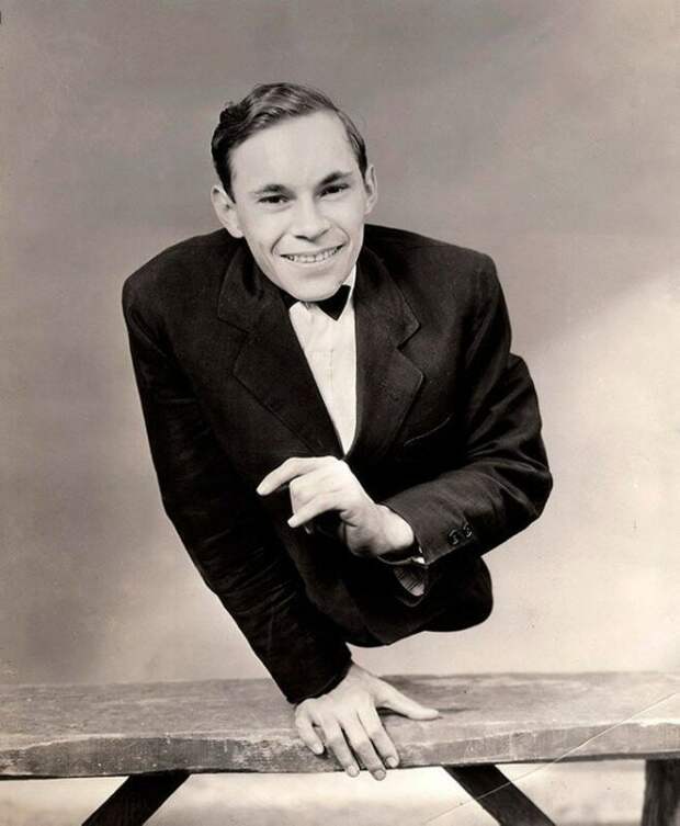 Актер Джонни Ик, родившийся с недоразвитой нижней частью туловища, позирует для рекламного фото к знаменитому фильму «Уродцы». 1932 год история, ретро, фото