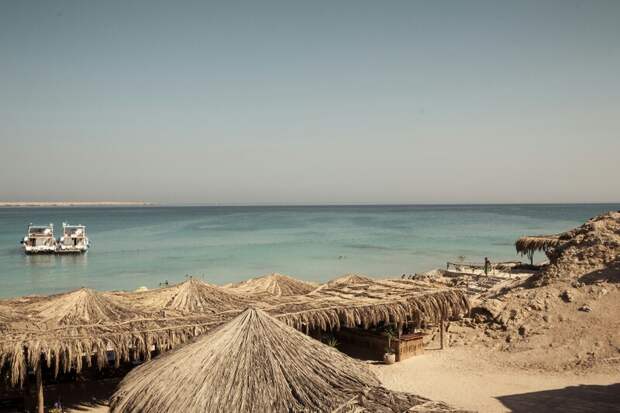 Пляжи Хургады оказались заполнены до предела, несмотря на рекордную температуру +40°C