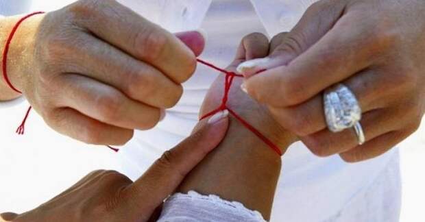 5 правил, как завязывать и носить красную нить
