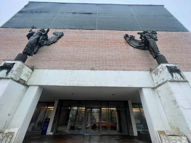 Скульптуры «Музыка» и «Театр» снимут с фасада Охтинского Центра эстетического воспитания