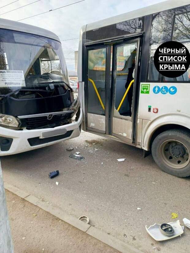 На улице Дмитрия Ульянова в Симферополе столкнулись маршрутка и троллейбус