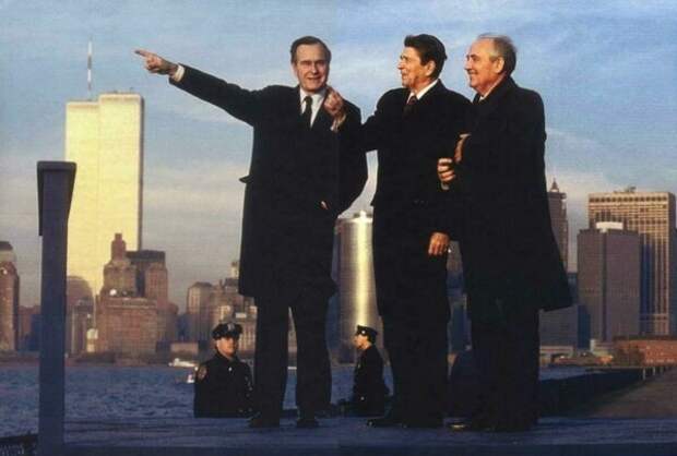 Декабрь 1988 г. Встреча в Нью-Йорке. Слева направо: будущий президент США Дж.Буш-старший, бывший президент США Р.Рейган, и будущий президент СССР М.Горбачёв. Судя по всему, Дж.Буш показывает Горбачёву куда идти, а Рейган по привычке несколько стесняется этого направления. А Горбачёв... Ему всё "божья роса"...