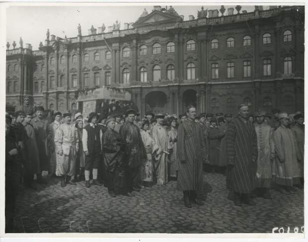 Костюмированные участники демонстрации на Дворцовой площади Неизвестный автор, 1 мая 1920 года, г. Петроград, Дворцовая пл., МАММ/МДФ.