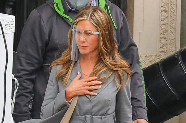 Дженнифер Энистон на съемках второго сезона сериала "Утреннее шоу": новые фото