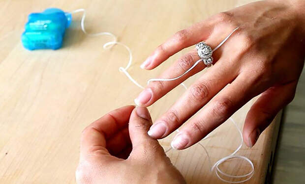 Как снять кольцо с пальца, если оно застряло: хитрость от работников ювелирного
