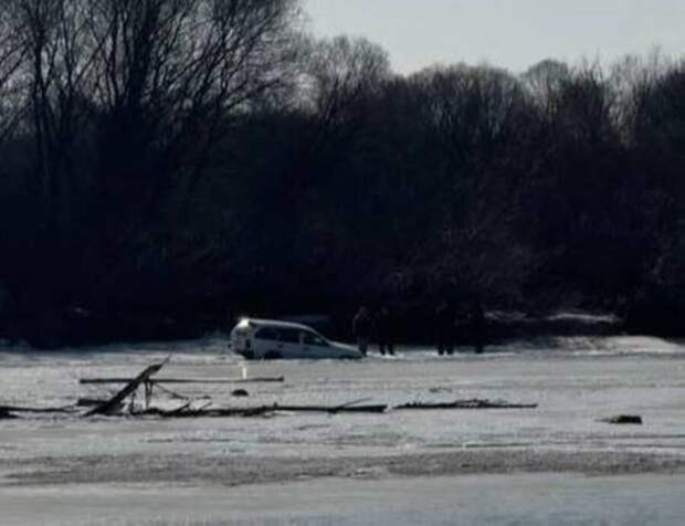 Очередной рыбак утопил машину во льдах Приморья