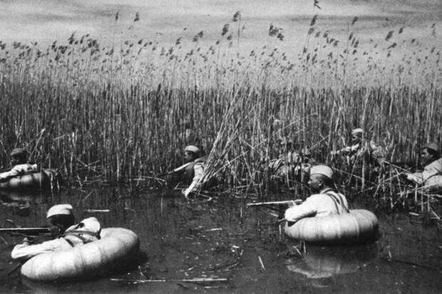 Советские разведчики преодолевают водную преграду. Краснодарский край, 1943 год. история, события, фото