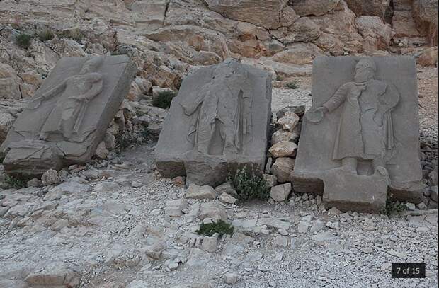 Пятидесятиметровый курган Антиоха на вершине горы Нимрут