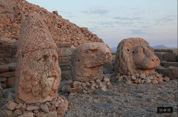 Пятидесятиметровый курган Антиоха на вершине горы Нимрут