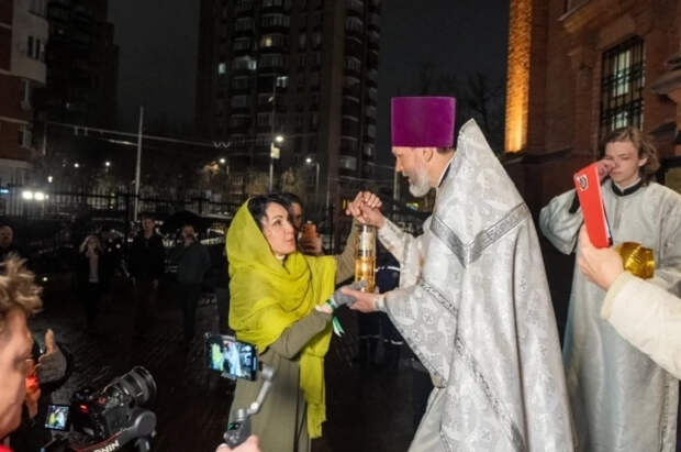 Депутат МГД и транспортники Москвы доставили Благодатный огонь в храмы