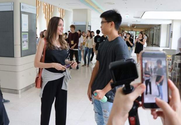 Знаменитости, которые сколотили состояние, но продолжают вести обычный образ жизни