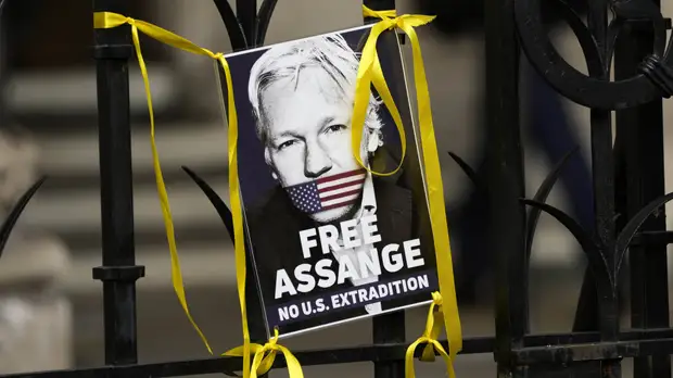 Отец Ассанжа заявил о жестоком обращении с его сыном в Великобритании