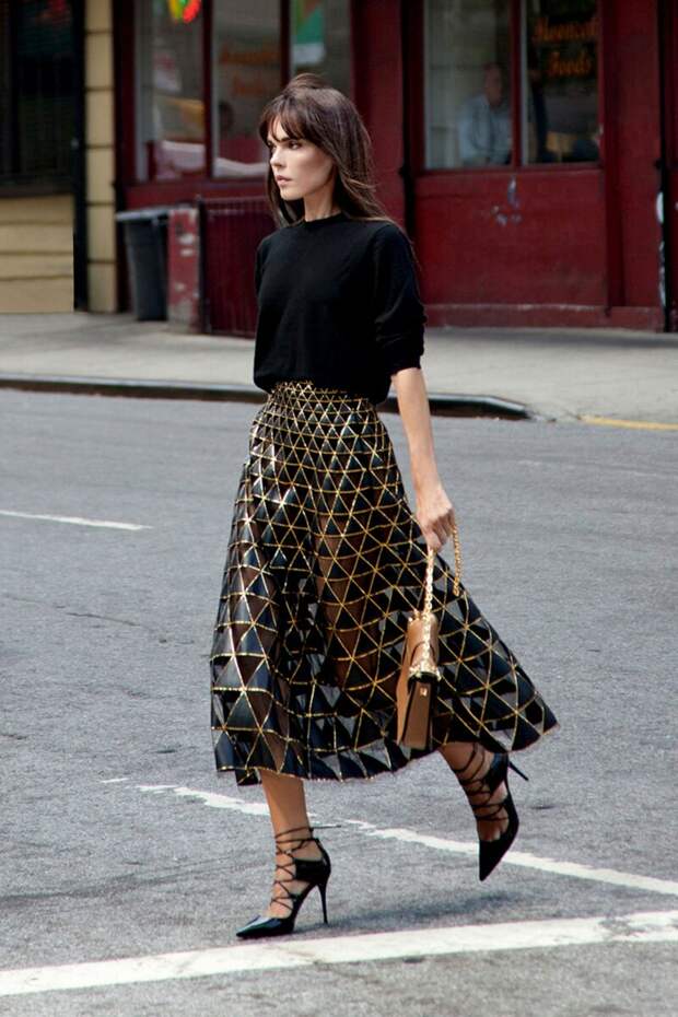Женщина в необычной юбке с геометрической отделкой. /Фото: media.glamour.com