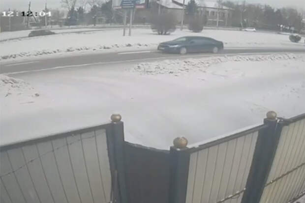 В российском городе ребенок сел за руль и протаранил машину