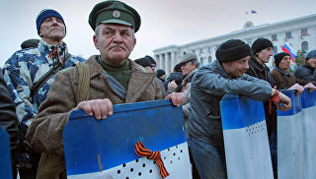Отряды дружинников на Центральной площади Симферополя. Март 2014. Архивное фото