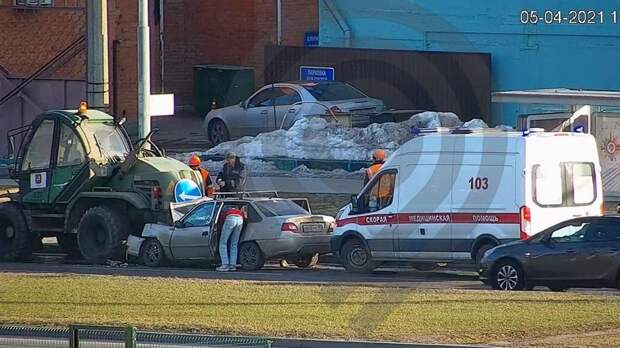 В Москве легковушка влетела в трактор