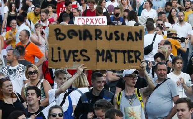 На фото: сторонники оппозиции во время акции протеста на площади Независимости. Со дня выборов президента Белоруссии 9 августа в Минске и других городах республики проходят массовые акции протеста несогласных с результатами голосования.