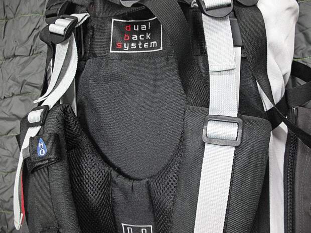 Верхняя часть рюкзака подтягивается к лямкам с помощью строп, которые уменьшают его подвижность и инертность.