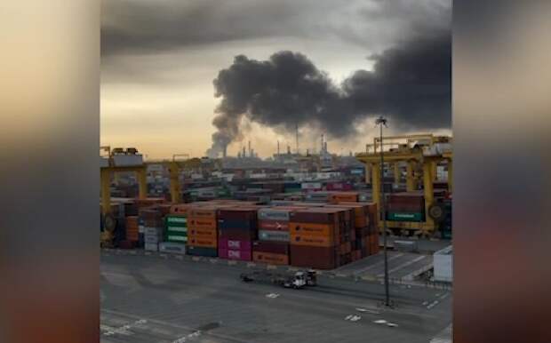 «Много взрывов»: моряк из РФ снял на видео обстановку в порту Джабаль-Али