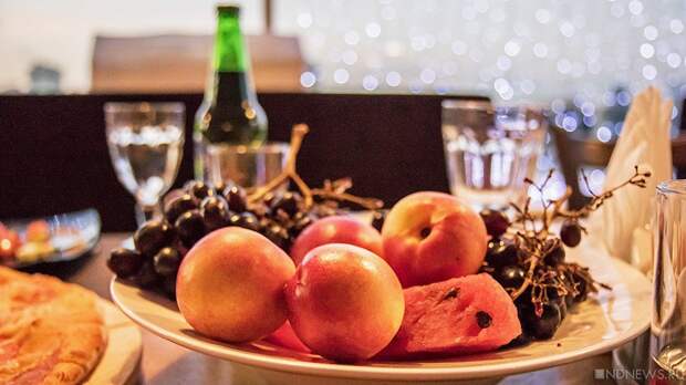 Россияне в праздники стали чаще баловать себя белой икрой и оливье