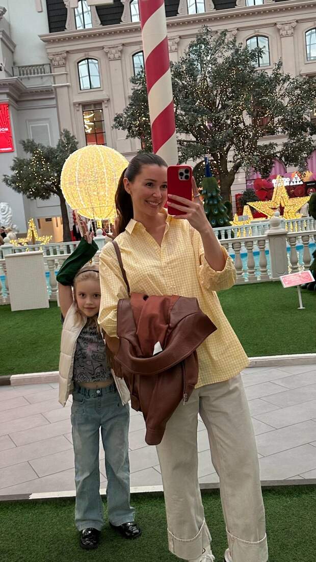 «Мила сейчас в смешном и чудесном периоде»: Анна Заворотнюк показала фото с сестрой