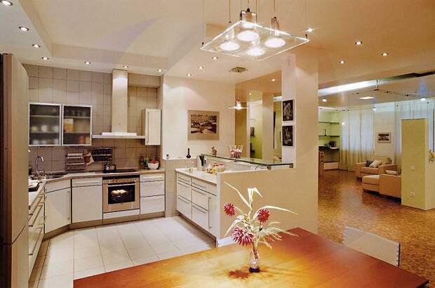 Оформление кухни в светлых тонах позволит зрительно расширить полезное пространство в комнате такого плана.