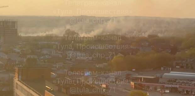 В Туле за жилым комплексом "Кулик" загорелось поле с сухой травой