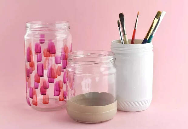 Простые банки и стаканы превращаются в декор: 3 способа покрасить стеклянные предметы
