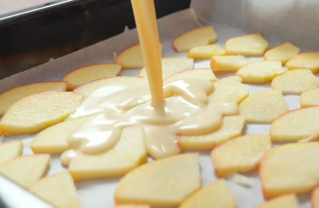 Пирог к чаю за 25 минут: когда яблоки нужно просто залить тестом. Десерт без лишних хлопот