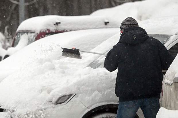 Житель Кузбасса пытался спрятать машину от приставов в снегу