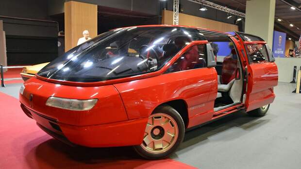 Минивэн Bertone с двигателем Lamborghini V12, опередивший свое время