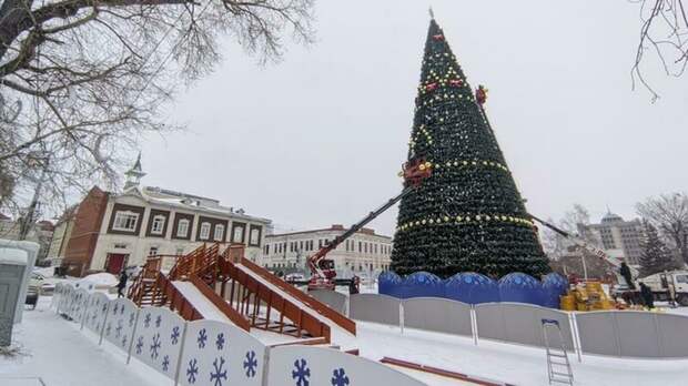 Обустройство новогоднего городка на площади Свободы / Фото: Екатерина Смолина / amic.ru