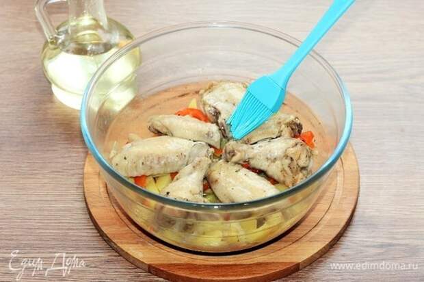 Курицу с овощами аккуратно выложила из пакета. Кусочки курочки положила сверху и смазала растительным маслом. Поставила формочку в СВЧ-печь. Установила режим «Гриль-2» и время жарки. Время я устанавливала по степени покрытия румяной корочкой, минут 5. Курицу с овощами аккуратно выложила из пакета. Кусочки курочки положила сверху и смазала растительным маслом. Поставила формочку в СВЧ-печь. Установила режим «Гриль-2» и время жарки. Время я устанавливала по степени покрытия румяной корочкой, минут 5.