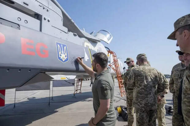 Макрон одобрил удары французскими ракетами по военным целям в Белгородской и Курской областях России