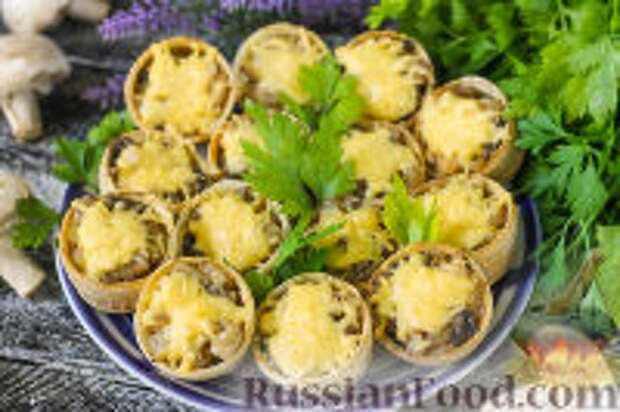 Фото к рецепту: Тарталетки с курицей, грибами и сыром