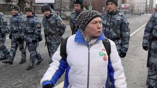 Бабушка шла к Володину, а попала в полицию. Вторую вызвали в прокуратуру. Троих провожает взвод Росгвардейцев