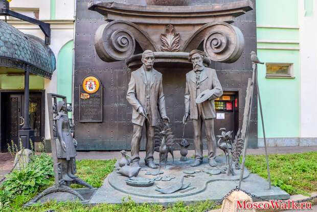 Во дворе Московского музея современного искусства