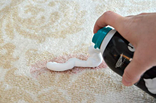 Пена для бриться в борьбе с пятном на ковре