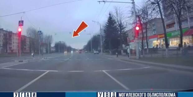 В Бобруйске 17-летний подросток на мотоцикле проехал на красный прямо на глазах ГАИ.