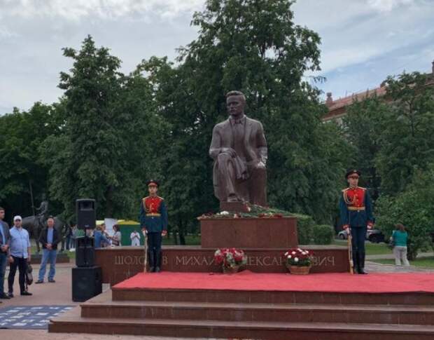 Медиацентр в Текстильщиках проложил краеведческий маршрут к памятнику Шолохову