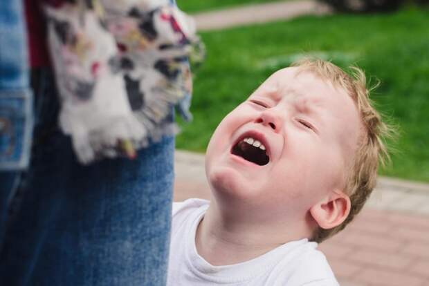 Феномен «мам-затворниц»: как страх публичных истерик загоняет родителей в изоляцию