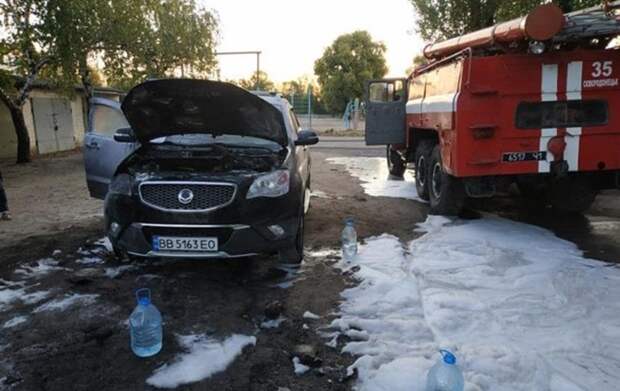 В Луганской области загорелись сразу девять автомобилей