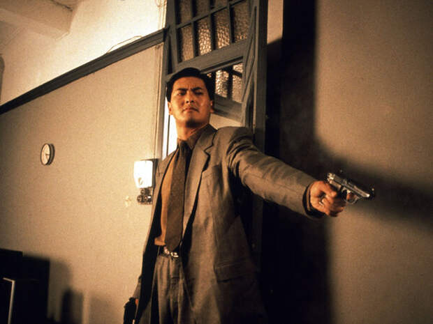 Чоу Юн-Фат в роли киллера. "Наемный убийца" (1989). Герой уже не носит плащ и шляпу, но все равно чертовски стильный.