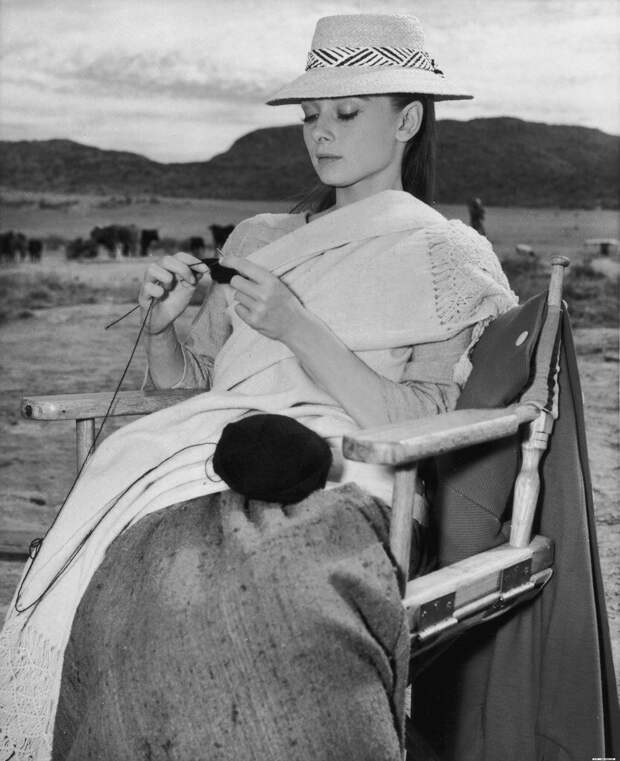 Одри Хепбёрн на съёмках фильма "Непрощённая", 1959