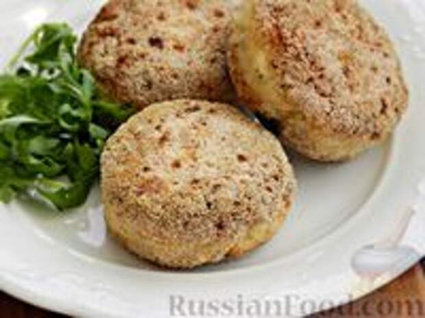 Фото к рецепту: Куриные котлеты с творогом и сыром