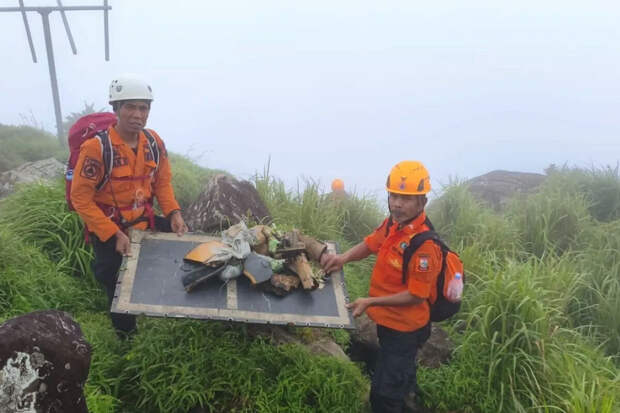 Antara: спасатели ищут жертв крушения ATR 42-500 в радиусе километра от фюзеляжа