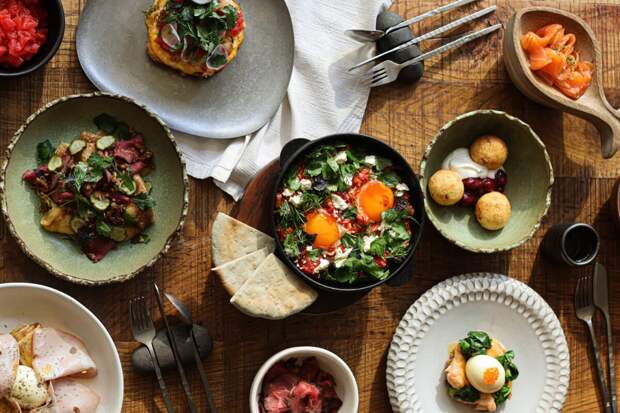 Утро на Остоженке: «Айна» запускает новое меню завтраков